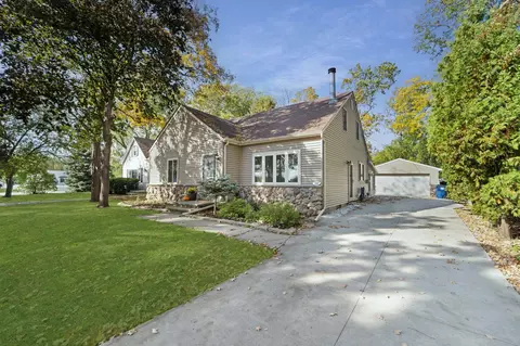 102 Courtney Ct, Neenah, WI 54956
