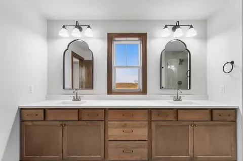 Bath - 244 Spartan Dr, Appleton, WI 54913 photo 2 of 5