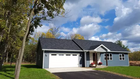 607 E Douglas St, New London, WI 54961