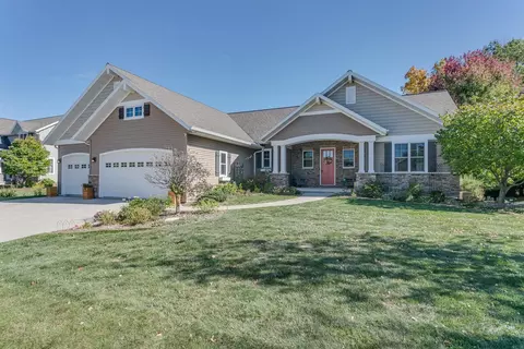 1564 Kingswood Dr, Neenah, WI 54956
