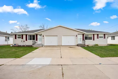 1211 Primrose Ln, Neenah, WI 54956
