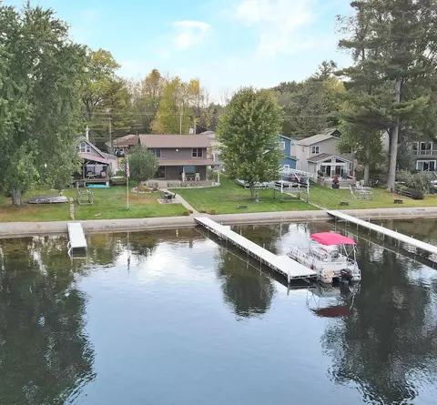 n5882 Lake Drive, Shawano, WI 54166
