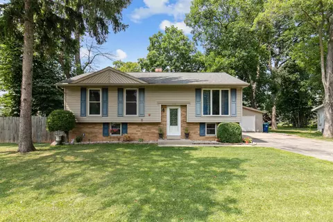 1523 Deerwood Dr, Neenah, WI 54956
