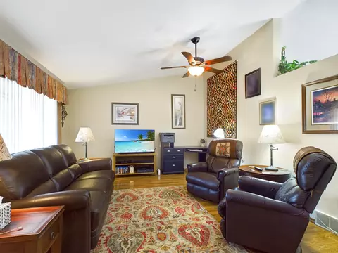 2245 W Roselawn Dr, Appleton, WI 54914 photo 3