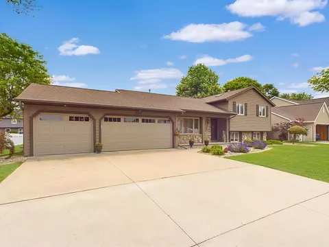 2245 W Roselawn Dr, Appleton, WI 54914