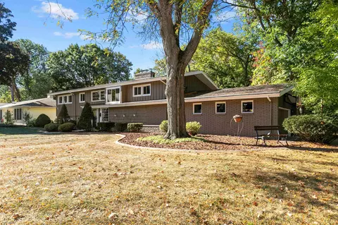 7 S Meadows Dr, Appleton, WI 54915