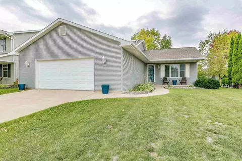 1215 Pheasant Creek Dr, Oshkosh, WI 54904