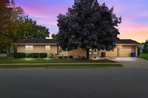 977 9th St, Menasha, WI 54952