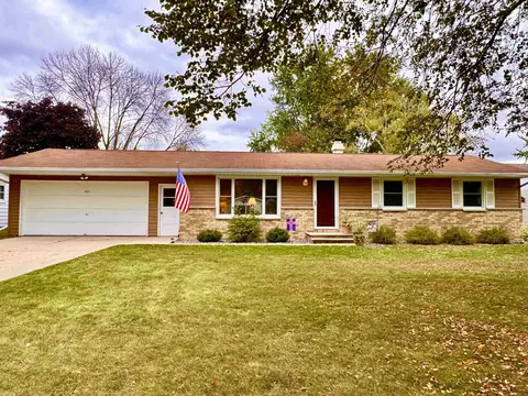537 Robert Ln, Green Bay, WI 54311