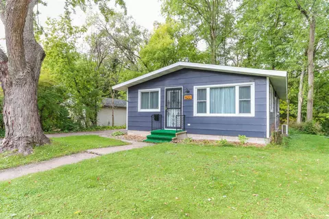 622 Berlin St, Waupaca, WI 54981
