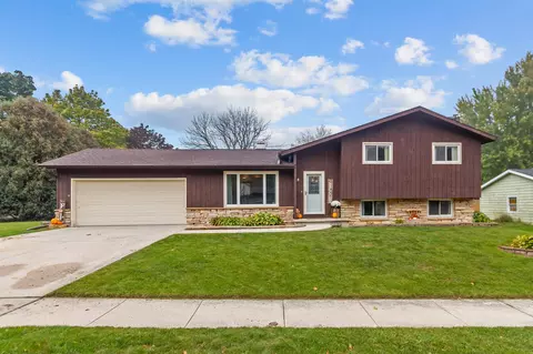 1042 Buttermilk Creek Dr, Fond Du Lac, WI 54935