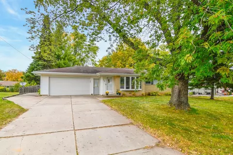 1640 View Ln, Green Bay, WI 54313