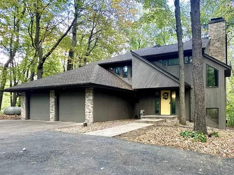 w10850 Deer Brook Lane, New London, WI 54961