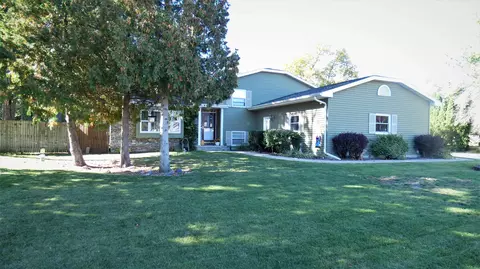 1011 S Oakwood Rd, Oshkosh, WI 54904
