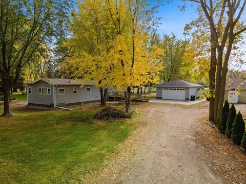 8421 Oconnells Resort Rd, Winneconne, WI 54986