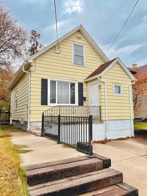 1322 S 15th St, Manitowoc, WI 54220