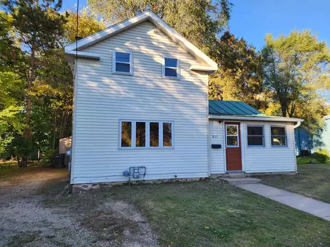825 Royalton St, Waupaca, WI 54981