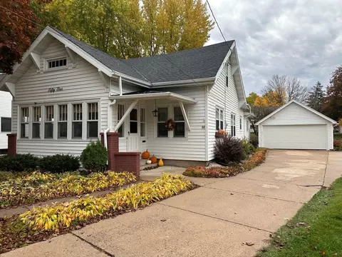 54 Torrey St, Clintonville, WI 54929