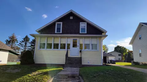 610 E Quincy St, New London, WI 54961