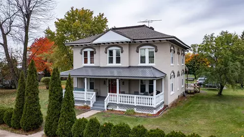 214 E Main St, Weyauwega, WI 54983