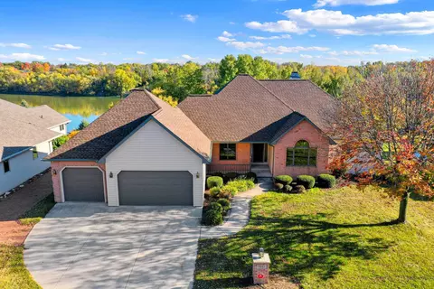 1041 Crestview Dr, Wrightstown, WI 54180 photo 2