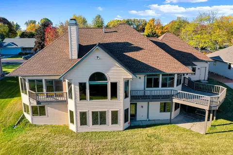 1041 Crestview Dr, Wrightstown, WI 54180