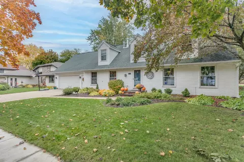 2716 N Beechwood Ct, Appleton, WI 54911 photo 2