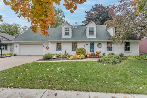 2716 N Beechwood Ct, Appleton, WI 54911