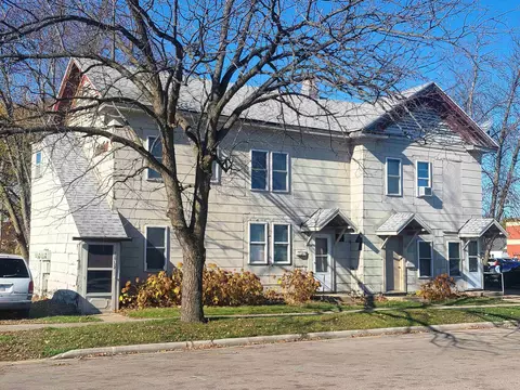 215 Wisconsin St, New London, WI 54961