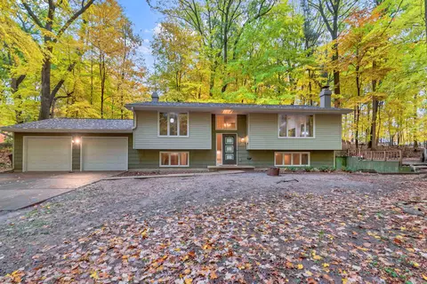 3883 Red Oak Dr, Green Bay, WI 54313