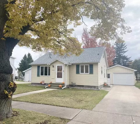 1423 Parnell St, Marinette, WI 54143