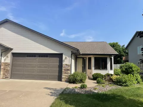 303 Crestwood Ln, Onalaska, WI 54650