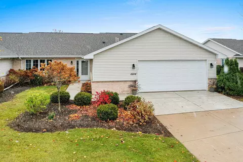 1604 Twin Lakes Cir, Green Bay, WI 54311