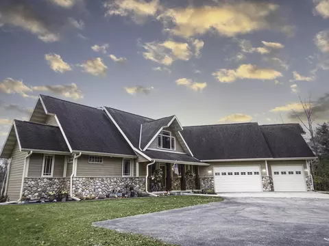 3105 N River Rd, Oconto, WI 54153