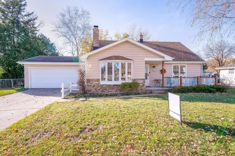 1071 Meadow Ln, Neenah, WI 54956