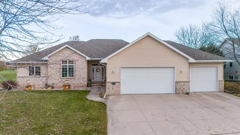 637 Roland St, Combined Locks, WI 54113