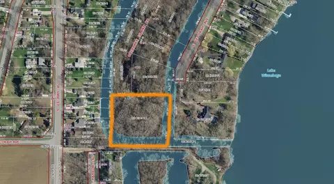 6499 Cherokee Island Rd #4, Oshkosh, WI 54902