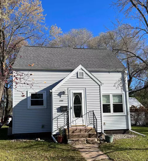 132 Pine St, Waupaca, WI 54981