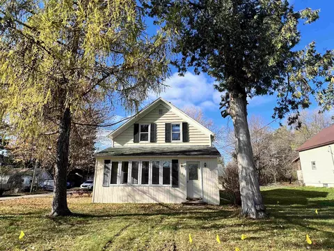 145 Lafollette St, Iola, WI 54945