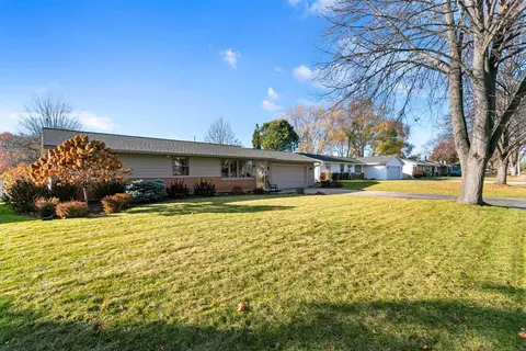 562 Larry Ln, Green Bay, WI 54311