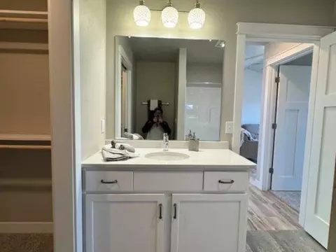 Bath - 4802 N Marlo Way #20, Appleton, WI 54913 photo 2 of 4