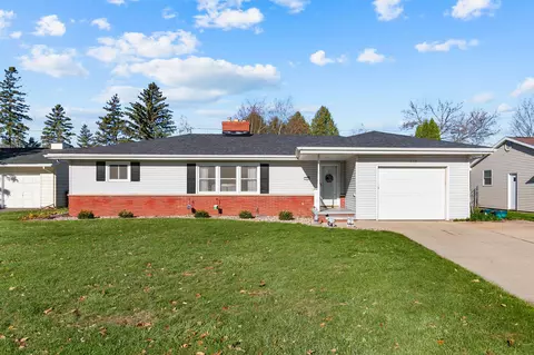 330 Edgewood Dr, Neenah, WI 54956