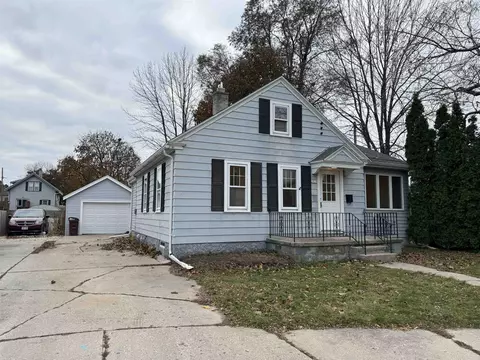 2819 Harding Pl, Manitowoc, WI 54220