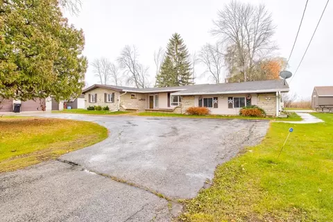 2827 Lake Shore Dr, Escanaba, MI 49829