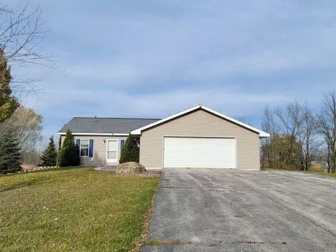 8396 S Chase Rd, Pulaski, WI 54162