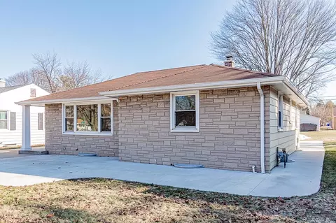 Exterior - 1906 S Memorial Dr, Appleton, WI 54915 photo 5 of 9
