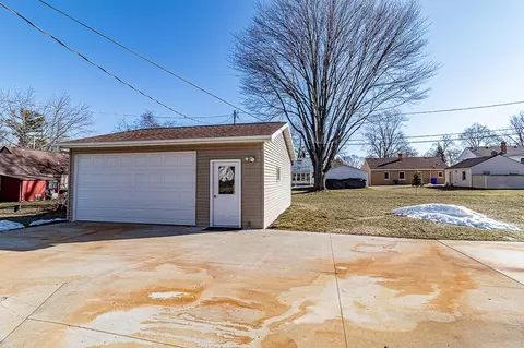 Exterior - 1906 S Memorial Dr, Appleton, WI 54915 photo 8 of 9