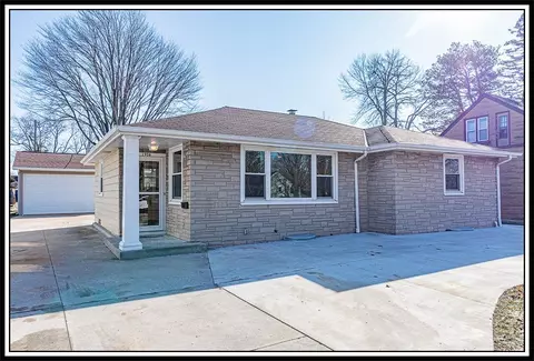 1906 S Memorial Dr, Appleton, WI 54915