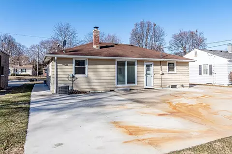 Exterior - 1906 S Memorial Dr, Appleton, WI 54915 photo 6 of 9