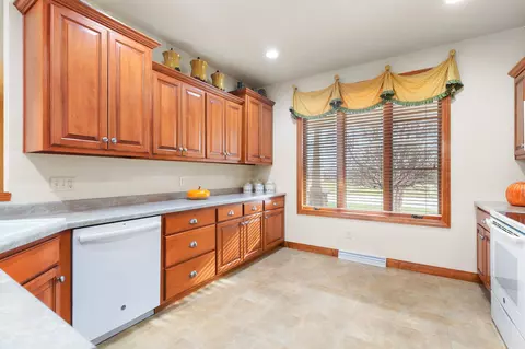 Kitchen - 5770 Natures Ln, Appleton, WI 54914 photo 4 of 5